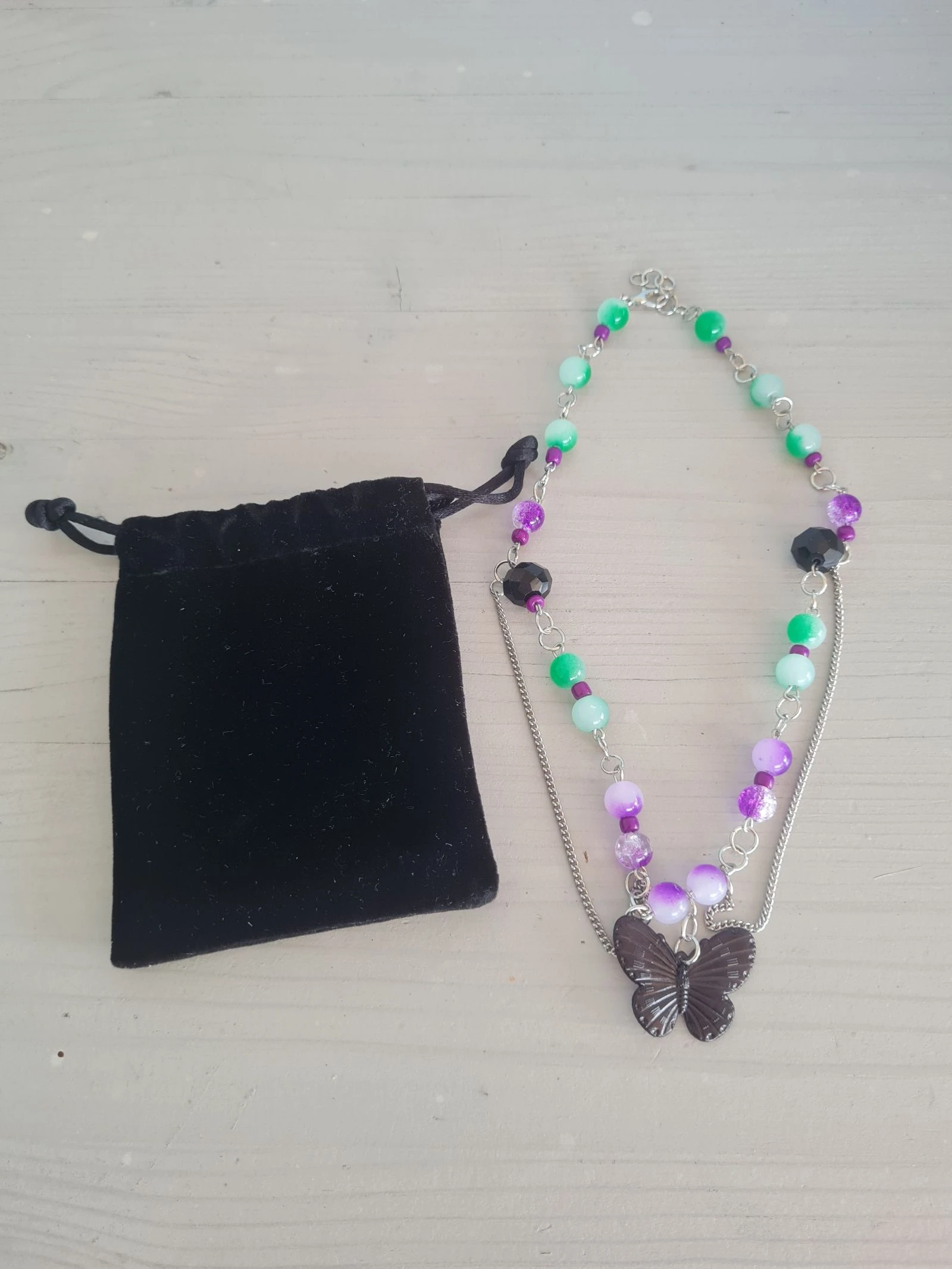 Collier argenté et perles mauves et vertes 🌺 pendentif papillon 
